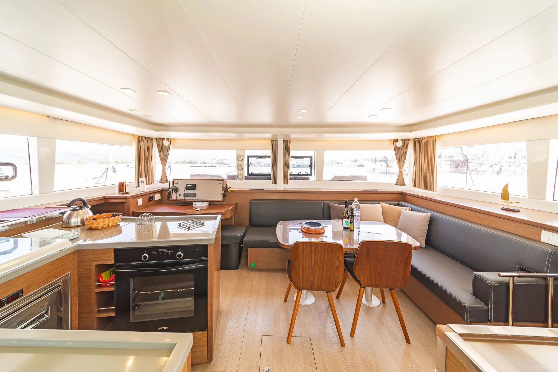 Lagoon 450 Fly (BUENA SUERTE) Interior image - 1