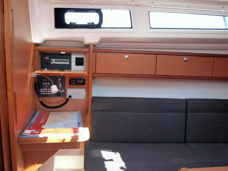 Bavaria Cruiser 33 (Sea Lion) interior - 11