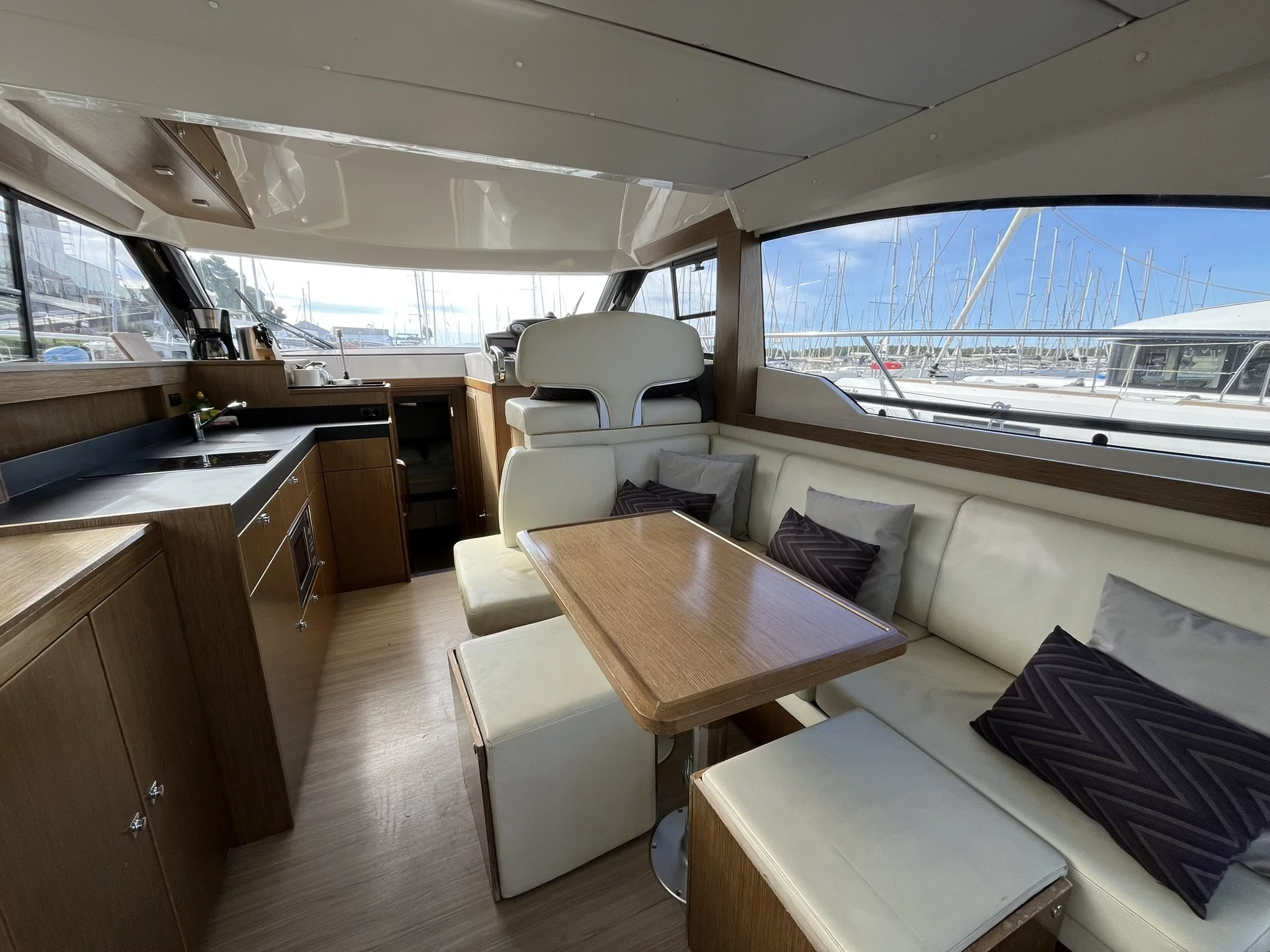 Bavaria Virtess 420 Fly (CAPTAIN BLUE) Interior image - 2