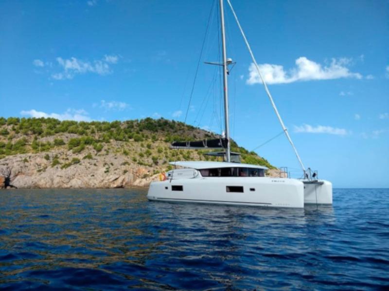 Photo #1 - Lagoon 42 Version 3 Cabinas Full Equipe (Side) in Port - 8968
