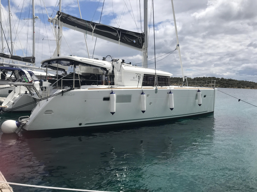 Photo #1 - Lagoon 450F (Rigel Kentaurus (A/C, WM, Generator, Inverter)) in Marina - 8539