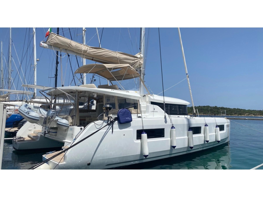 Photo #1 - Lagoon 46 (Blue Alma (A/C, WM, Generator, Inverter 12/220V)) in Cala dei Sardi - 11411