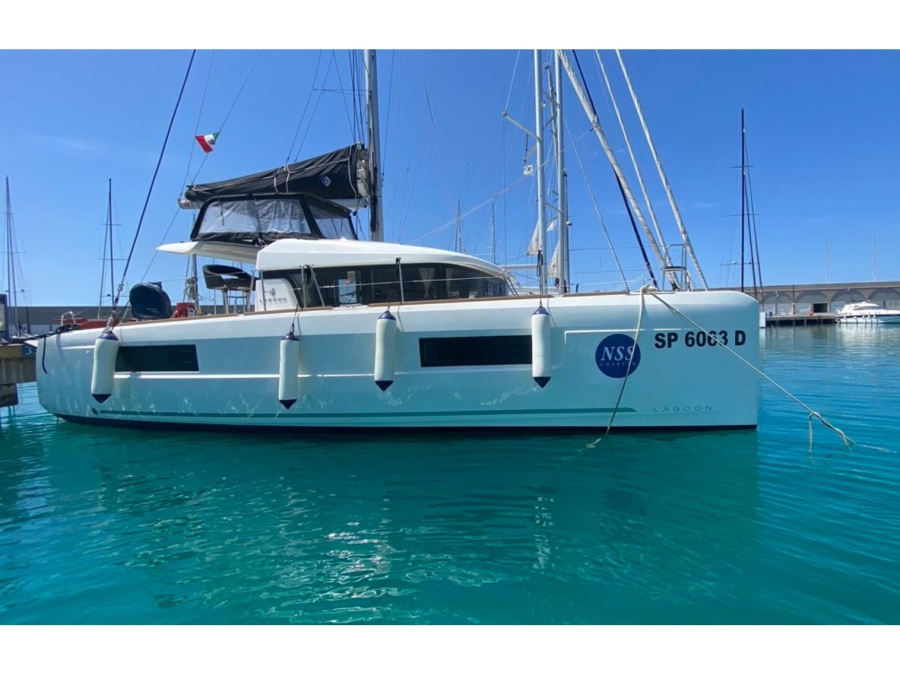 Photo #1 - Lagoon 40 (Orso di Mare (WM, Inverter)) en Marina Cala de' Medici - 9618