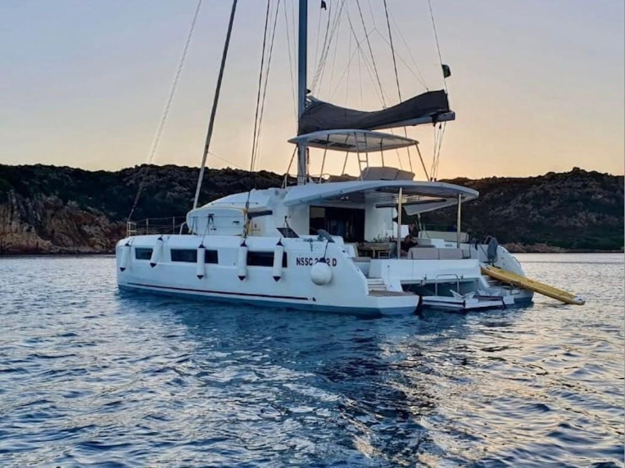 Photo #1 - Lagoon 50 (Baten Kaitos II  (A/C, WM, Generator, Tender Lift, Inverter)) en Marina d'Arechi - 11510