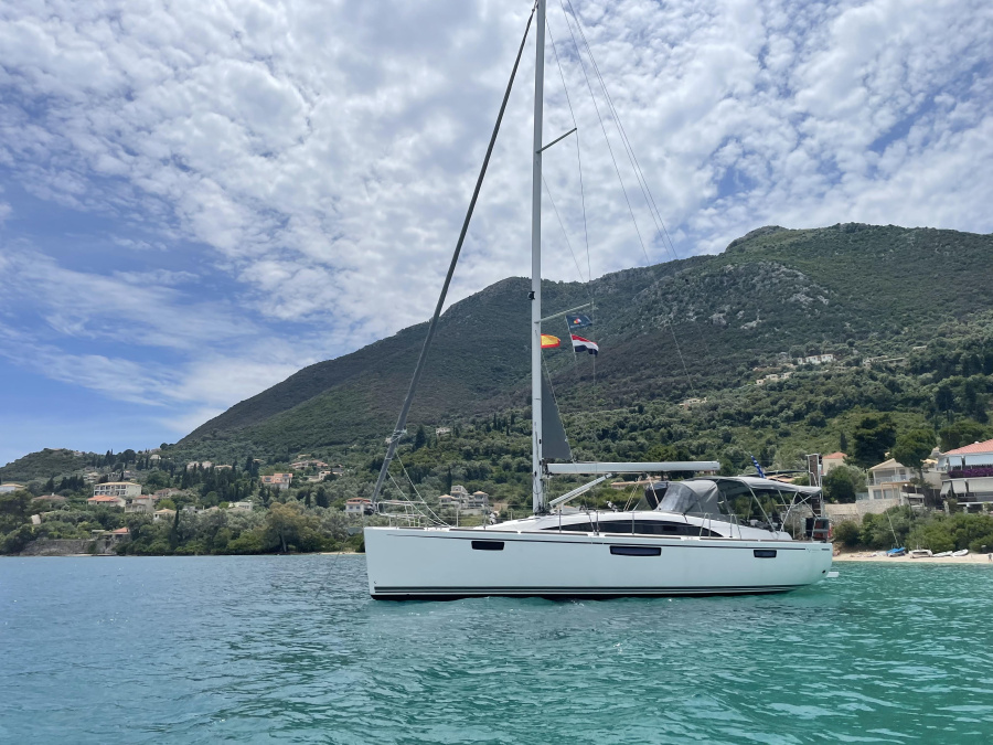 Photo #1 - Bavaria Vision 42 Owner Version (Adonis) in Main Port - 15795