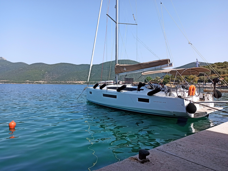 Photo #1 - Sun Odyssey 410 (Evnia) in Port of - 16595