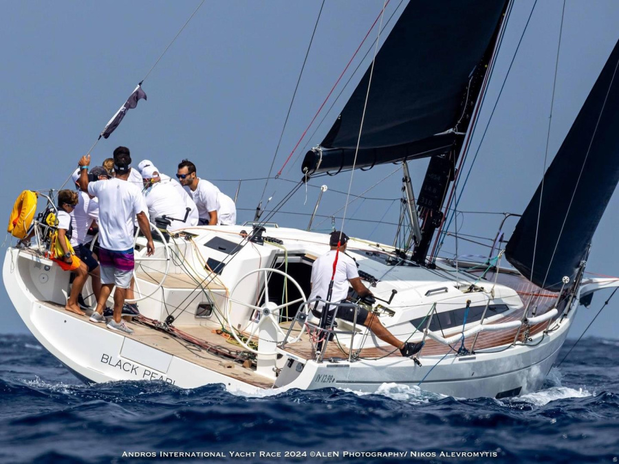 Photo #1 - Italia Yachts 12.98 (Black Pearl) en Mikrolimano port - 61810