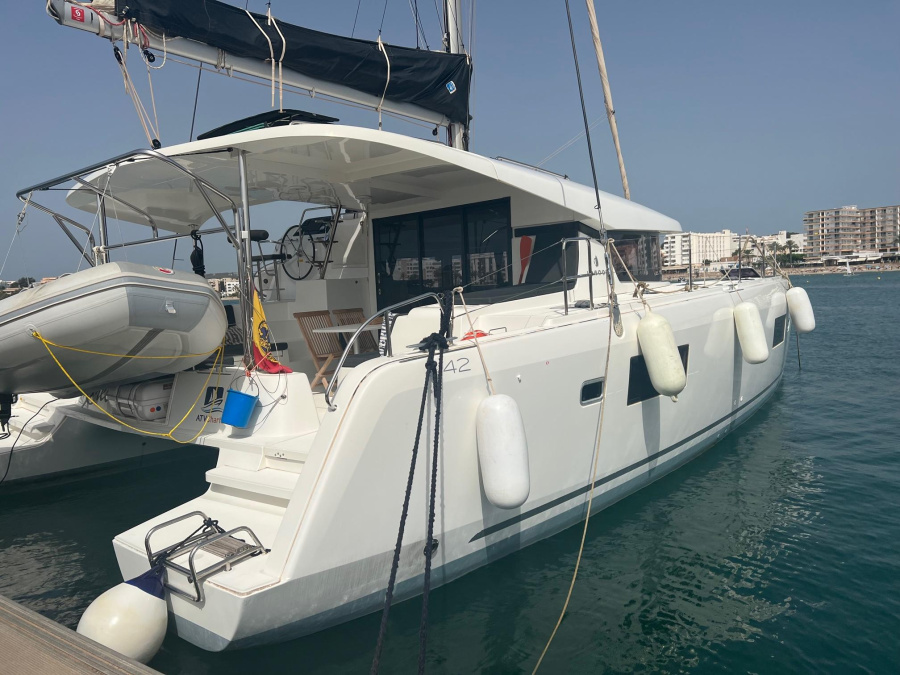 Photo #1 - Lagoon 42 (Mares) in Port - 4926