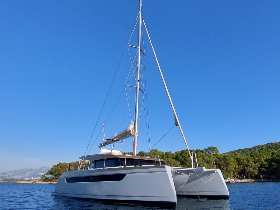 Photo #1 - Luna 49 (Gold) in MCI Marine Club International - 18251