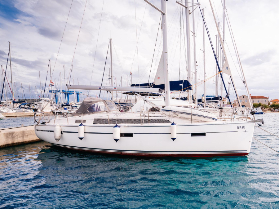 Photo #1 - Bavaria Cruiser 37 (Blue Tone) in Marina Betina - 25070
