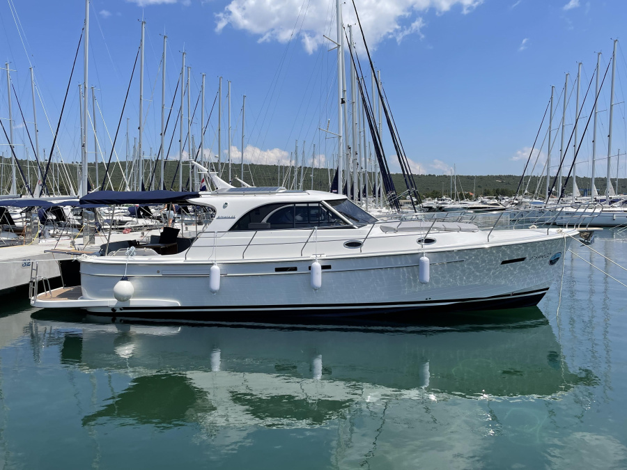 Photo #1 - ADRIANA 44 BT (22) (BIANCA) en D-Marin Dalmacija Marina - 18799