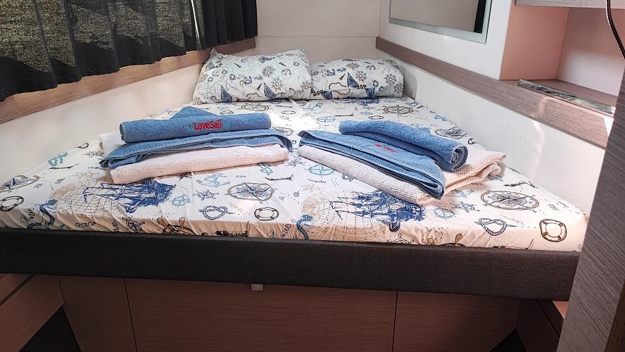 Photo #1 - Isla 40 (Blue Orion) in Yacht Classic Hotel - 16533