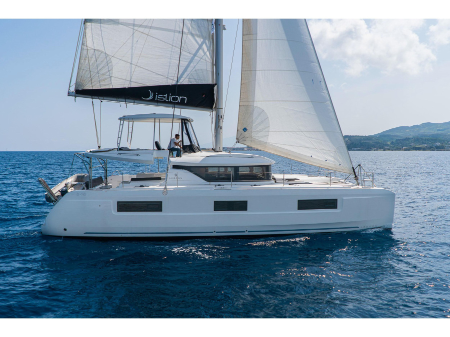 Photo #1 - Lagoon 46 A/C & GEN & WM (Lucky Dragon) en Marina - 16454