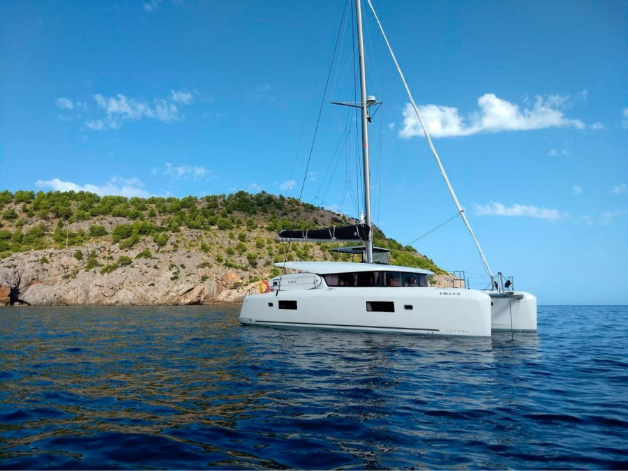 Photo #1 - Lagoon 42 (Genista II) in Port - 12178
