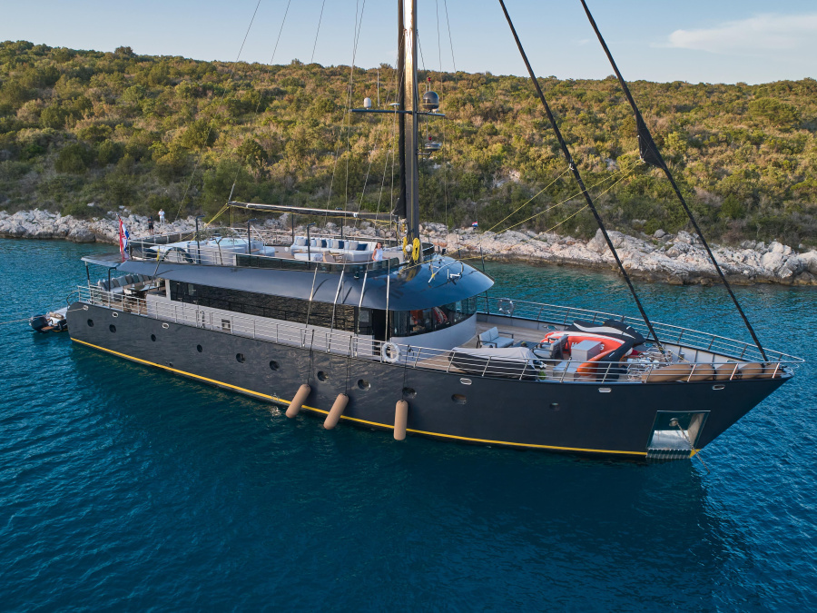 Photo #1 - Luxury Sailing Yacht Rara Avis (Rara Avis) en Port of / East Harbour - 8692