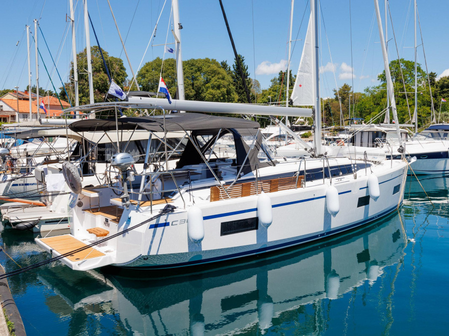 Photo #1 - Bvaria C38 (286926 ZD) (Petra) in Marina - 20398