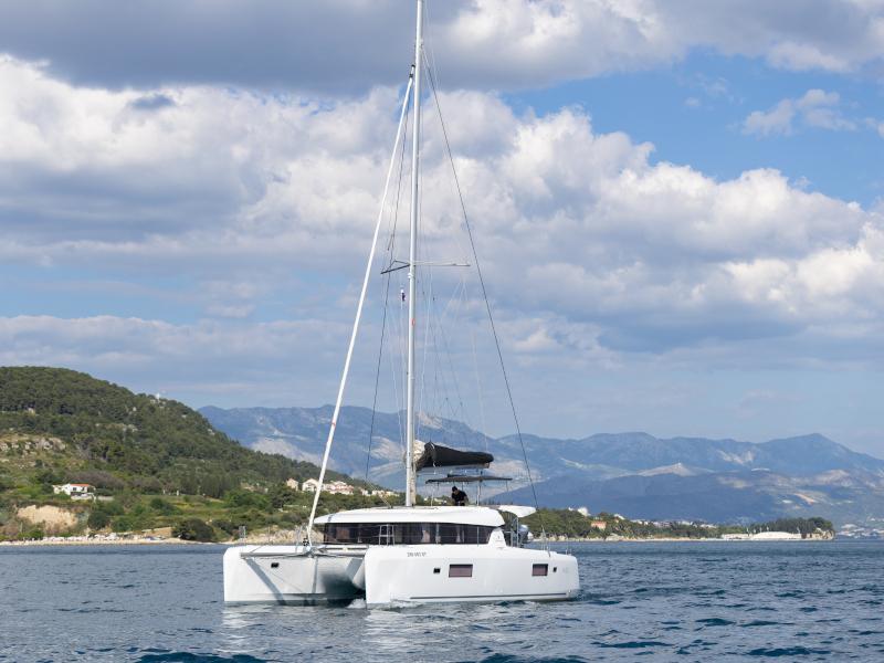Photo #1 - Lagoon 42 (AVENTUS) en Port of / West Harbour - 15968
