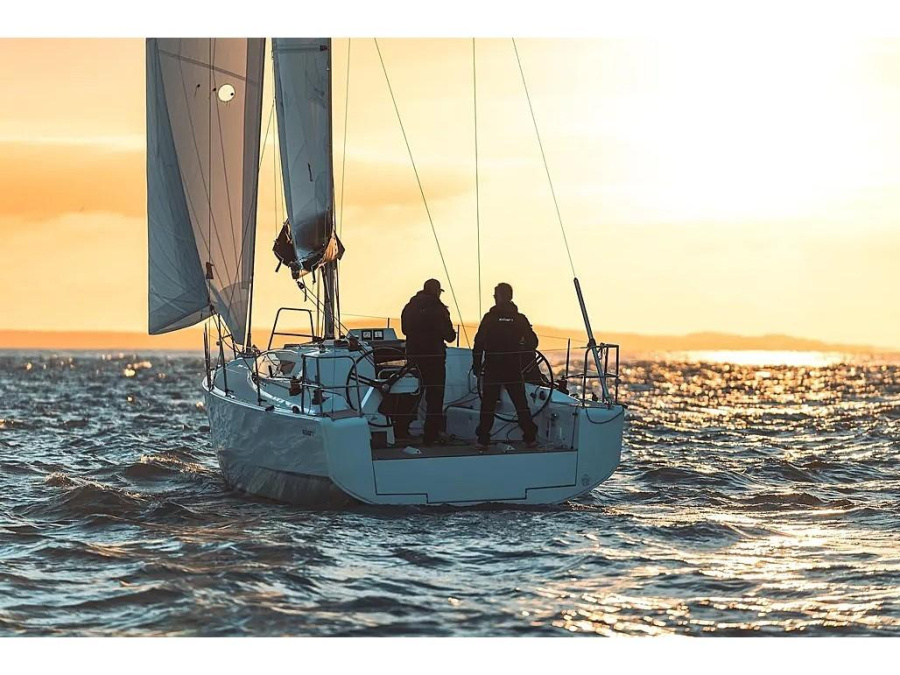 Photo #1 - Elan E4 (Lirain Tres) in Real Club Nautico de - 63677