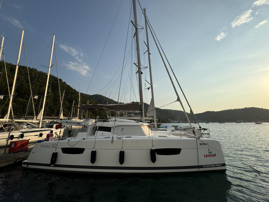Photo #1 - Astréa 42 (Reina) in Yacht Classic Hotel - 16532