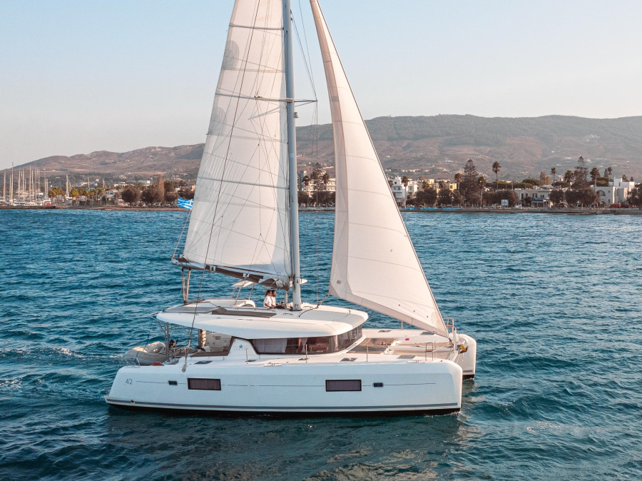 Photo #1 - Lagoon 42 A/C & GEN (Plous) in Marina - 3894