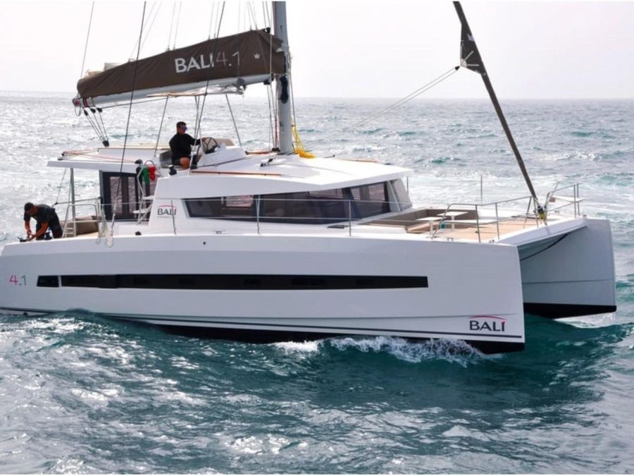 Photo #1 - Bali 4.1 (Iroula) en Alimos Marina - 11005