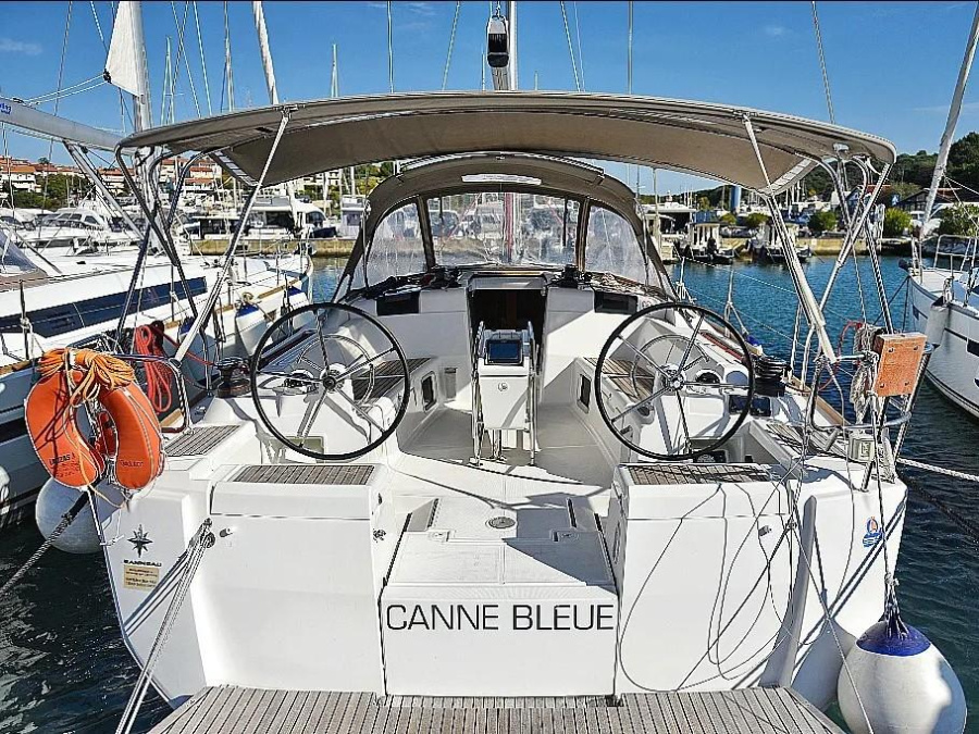 Photo #1 - Sun Odyssey 449 (Canne Bleue) en Marina - 22709