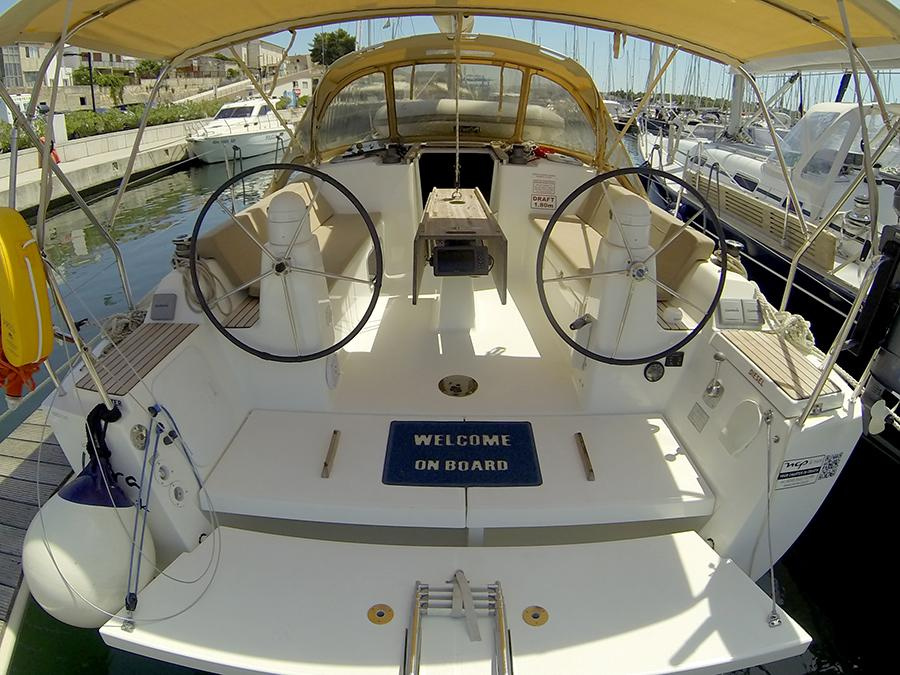 Dufour 335 GL cockpit - 1