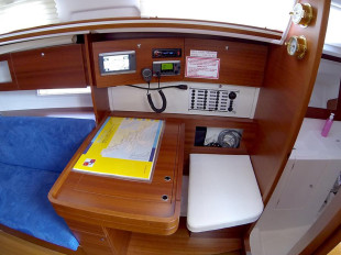 Dufour 335 GL navigation table - 2