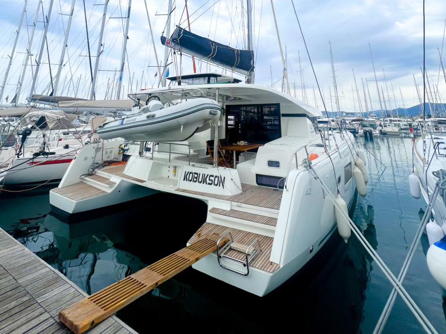 Photo #1 - Lagoon 42 - 4 + 2 cab. (Kobukson) in Marina - 28454