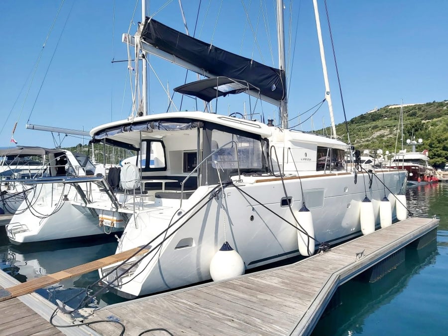 Photo #1 - Lagoon 450 F - 4 + 2 cab. (Red Twin) en Marina Kremik - 30188