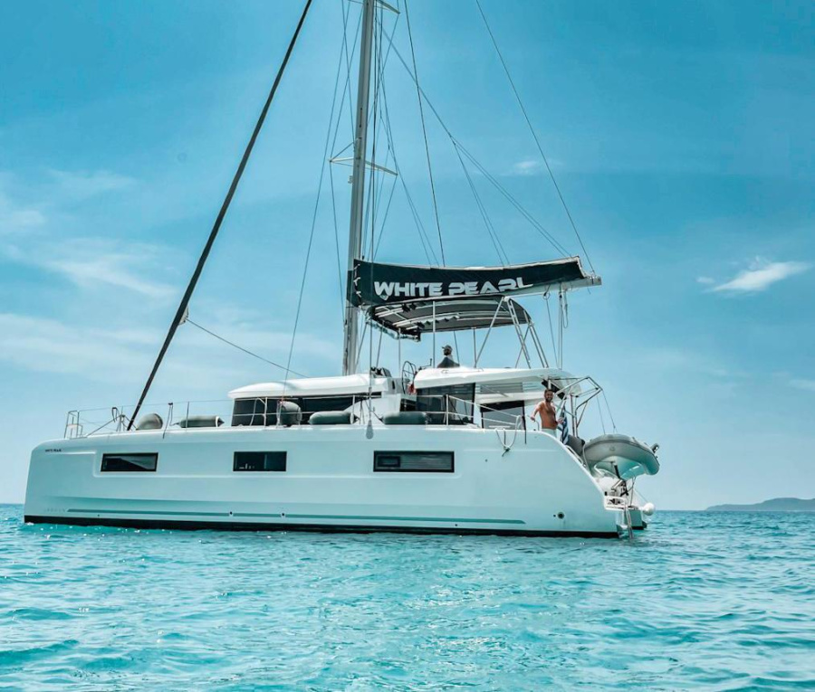 Photo #1 - Lagoon 46 - 4 + 2 cab. (White Pearl) in s, Alimos marina - 31301