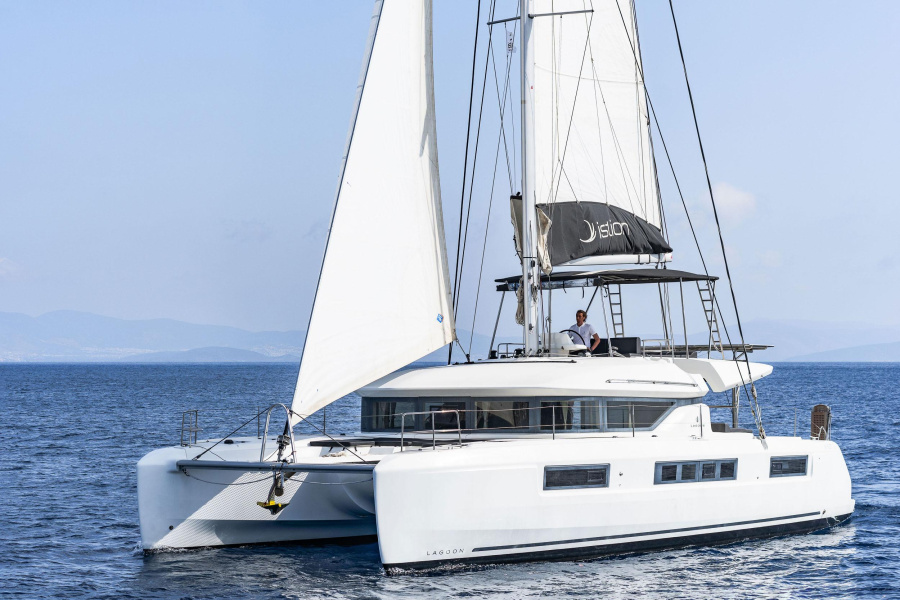 Photo #1 - Lagoon 50 - 6 + 2 cab. (Just Infinity) in Alimos marina - 31767