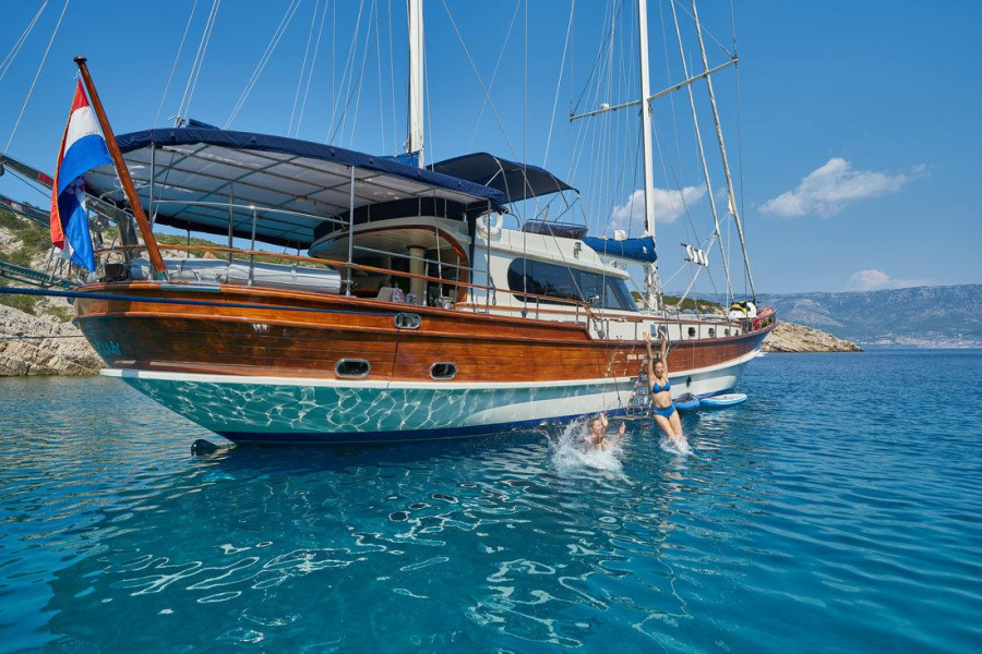 Photo #1 - Lotus (Lotus) in Harbour - 32286