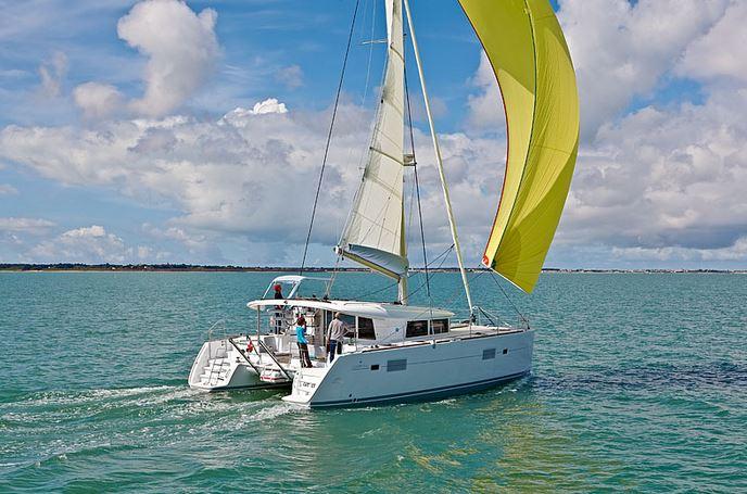 Photo #1 - Lagoon 400 S2 - 4 + 2 cab. (Callisto) en main port - 32795