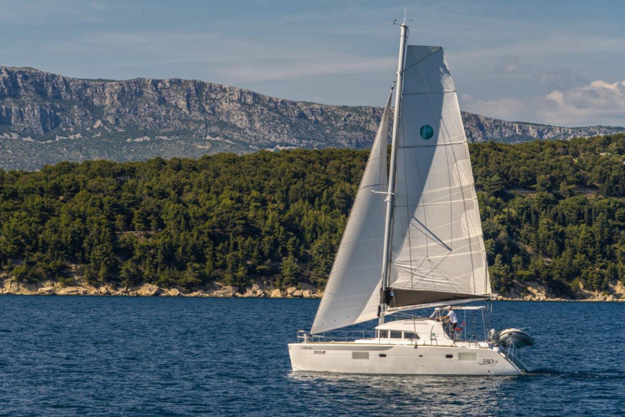 Photo #1 - Lagoon 380 - 4 + 1 cab. (Queen Mia) en Marina Novi - 33443