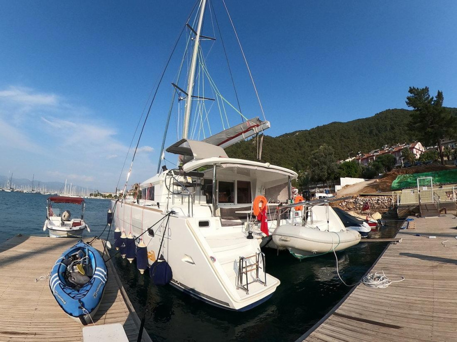 Photo #1 - Lagoon 400 S2 - 4 + 2 cab. (Suncity 2) in Yacht Club Mai - 33712