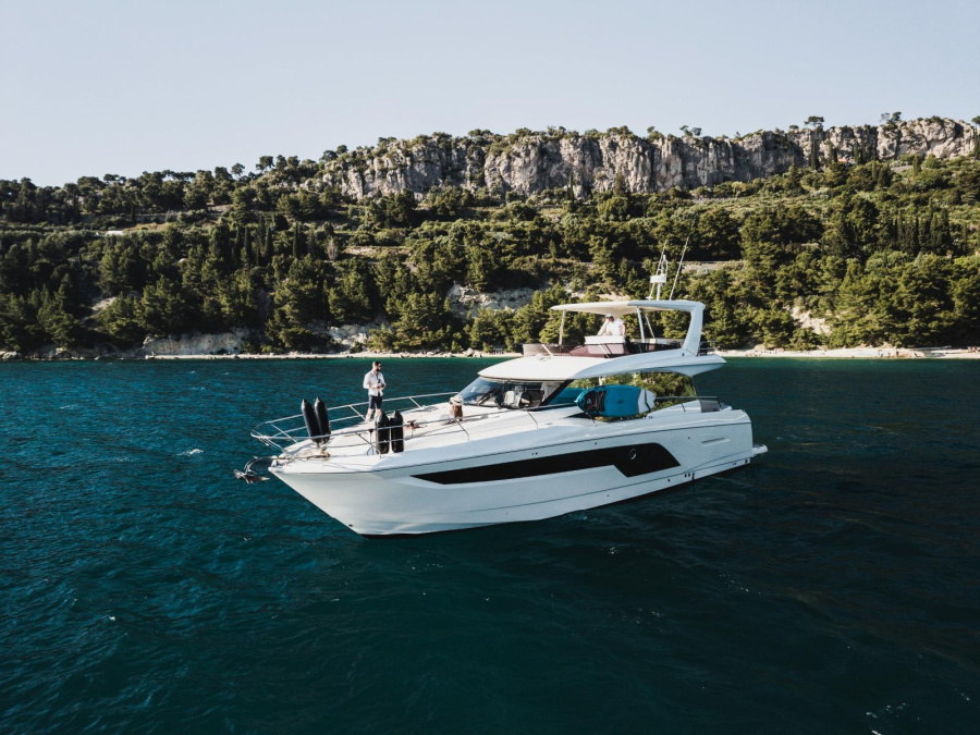 Photo #1 - Prestige 590 Flybridge - 3 + 1 cab. (Shaft) in Marina Lav - - 34256
