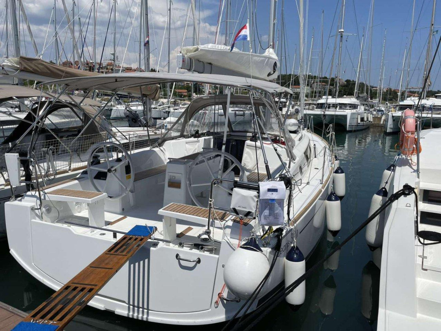 Photo #1 - Oceanis 38.1 (Gwada) en Marina Tehnomont Veruda - 36456