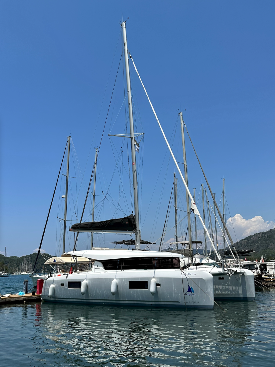 Photo #1 - Lagoon 42 - 4 + 2 cab. (Sail Electra) en  - 36754