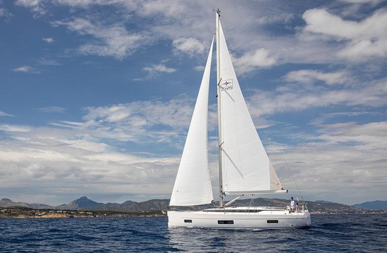 Photo #1 - Bavaria C45 - 3 cab. (Blue Monkey) in Yacht Classic Hotel Marina - 37637