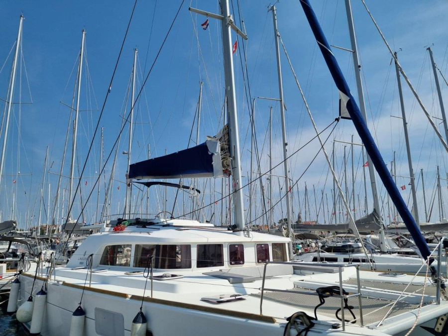 Photo #1 - Lagoon 440 - 4 + 1 cab. (Celia) in Luka Marina - 37872