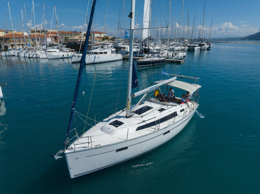 Photo #1 - Bavaria Cruiser 37 - 3 cab. (Athene) in Lefkas main port - 38710