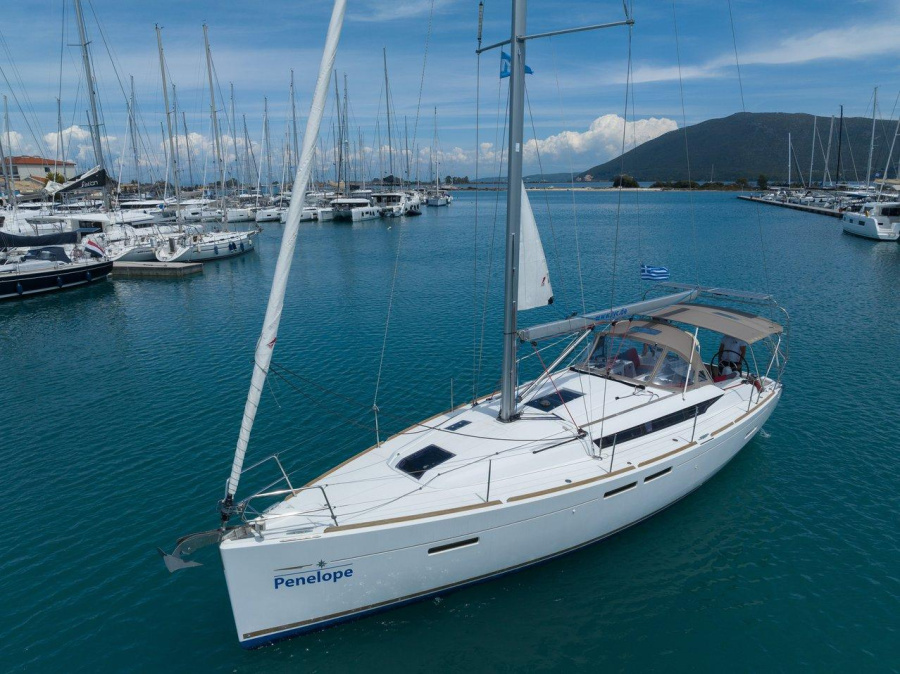 Photo #1 - Sun Odyssey 419 - 3 cab. (Penelope) in Lefkas main port - 38712