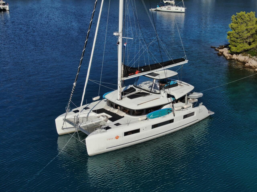 Photo #1 - Lagoon 51 - 6 + 1 cab. (Twin Joy +) in Marina Frapa - 39090