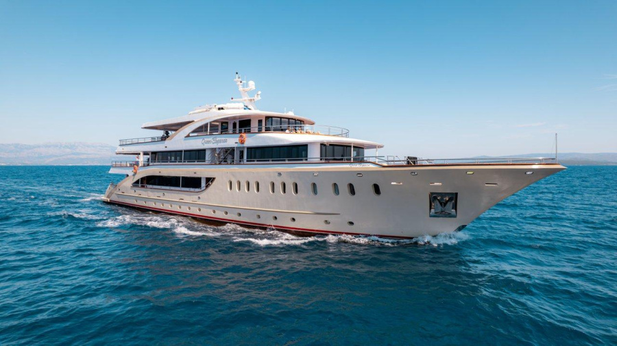 Photo #1 - Queen Eleganza (Queen Eleganza) in Harbour - 39355