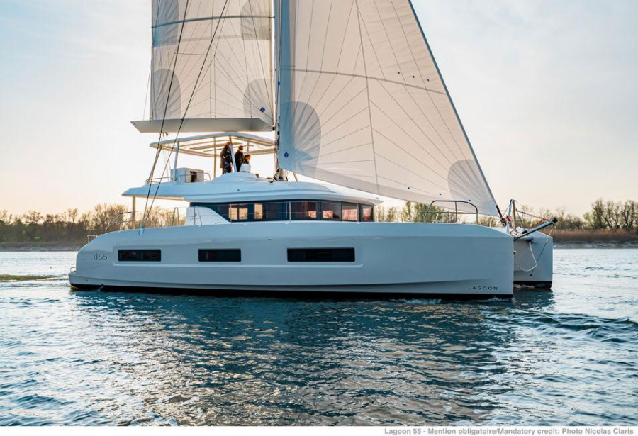Photo #1 - Lagoon 55 - 5 + 2 cab. (Tri Wing) in Marina - 39682