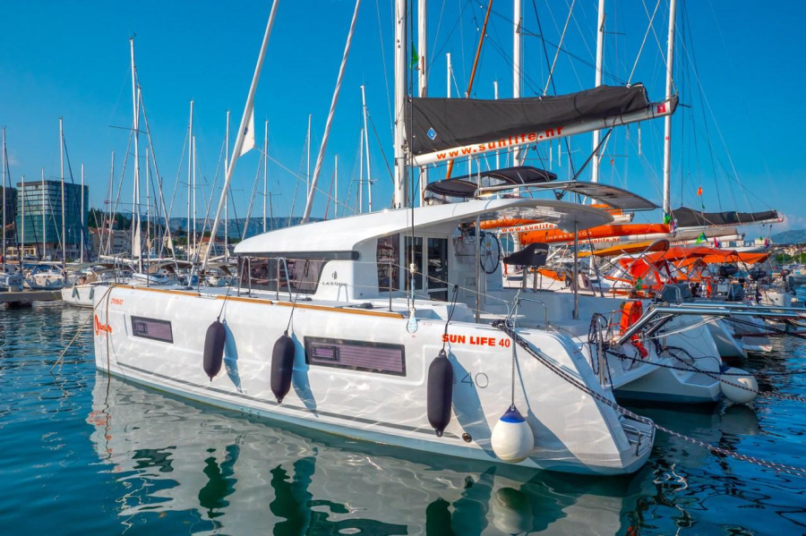 Photo #1 - Lagoon 40 - 4 + 2 cab (Osprey) en ACI Marina - 39963