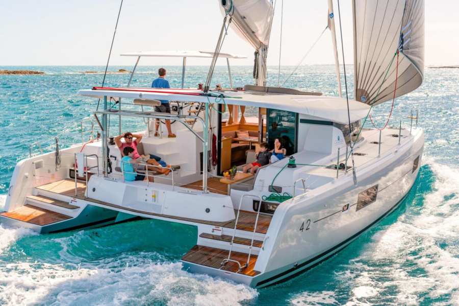 Photo #1 - Lagoon 42 - 4 + 2 cab. (Karukera) in Guadeloupe, La Marina - 42918