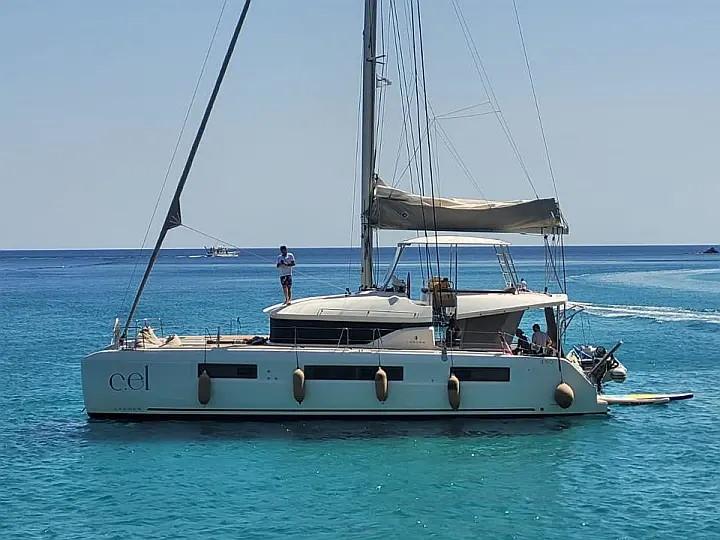 Photo #1 - Lagoon 50 - 6 + 1 cab. (Cel) en Athens, Zea Marina - 43294