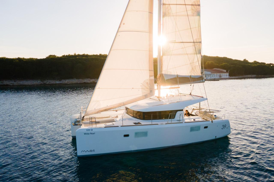 Photo #1 - Lagoon 39 - 4 + 2 cab. (White Pearl) in Marina Mandalina - 43387